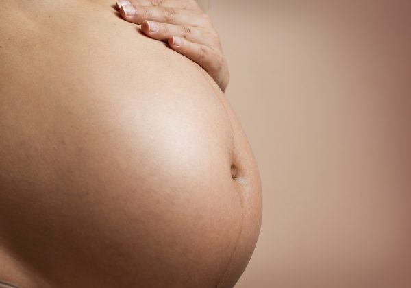 דימום, בצקות וירידה במשקל: מה קורה לגוף האישה לאחר הלידה?