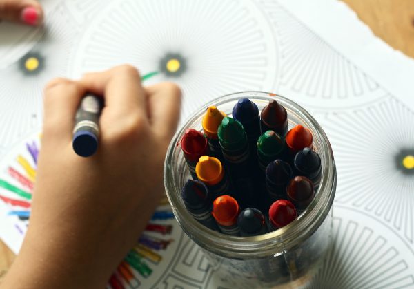 יצירתיות בצבעי הקשת: איך ביקור בחנות היצירה יעודד השראה אצל ילדים?